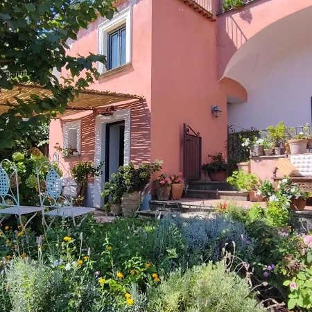 Nocleg ze śniadaniem Lally's Garden 3*
